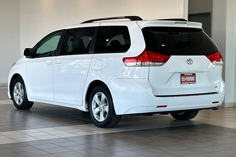 Toyota Sienna Vehicle Full-screen Gallery Image 06