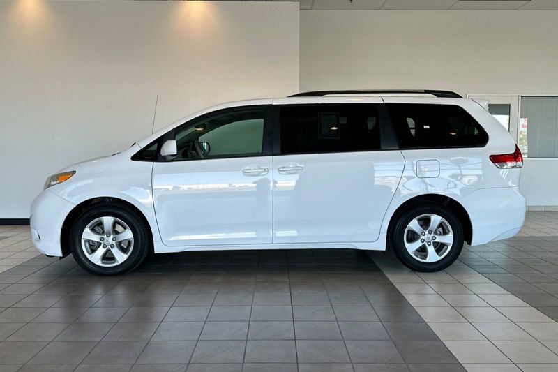 Toyota Sienna Vehicle Full-screen Gallery Image 07