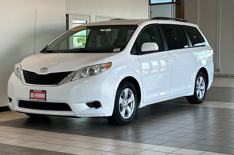 Toyota Sienna Vehicle Full-screen Gallery Image 08