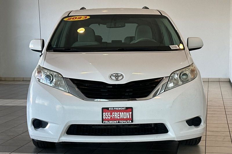 Toyota Sienna Vehicle Full-screen Gallery Image 09