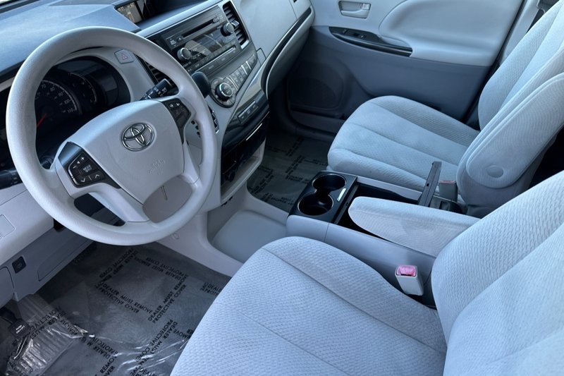 Toyota Sienna Vehicle Full-screen Gallery Image 10