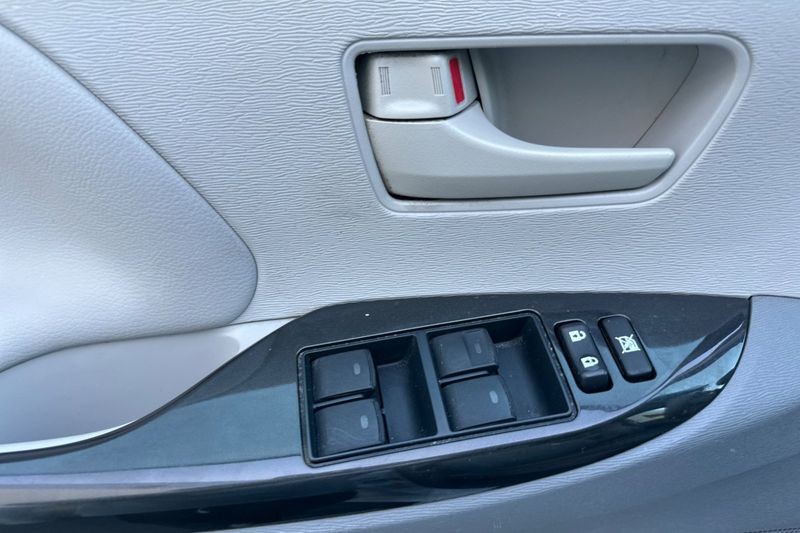 Toyota Sienna Vehicle Full-screen Gallery Image 11