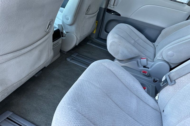 Toyota Sienna Vehicle Full-screen Gallery Image 12