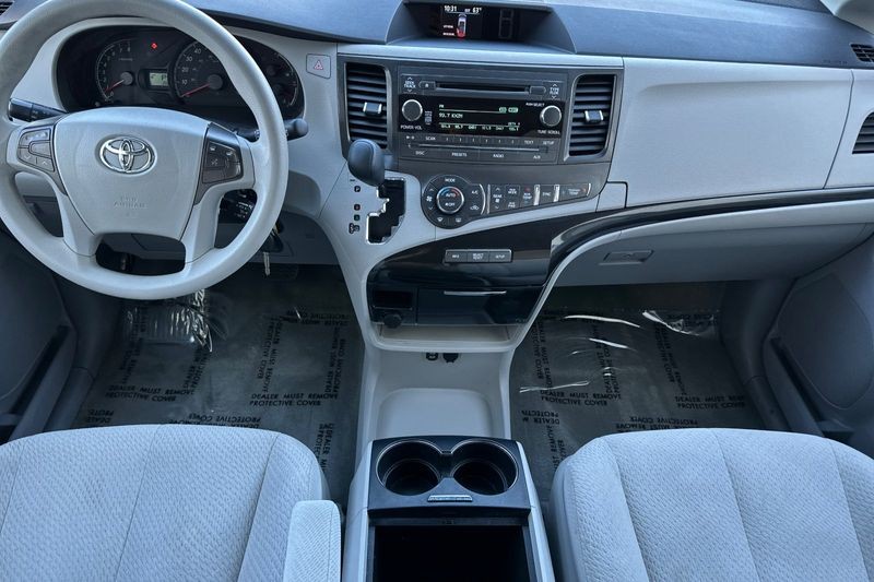 Toyota Sienna Vehicle Full-screen Gallery Image 13