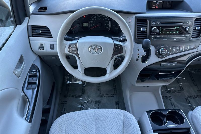 Toyota Sienna Vehicle Full-screen Gallery Image 14