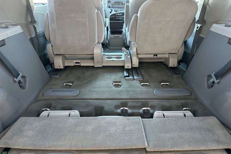 Toyota Sienna Vehicle Full-screen Gallery Image 16