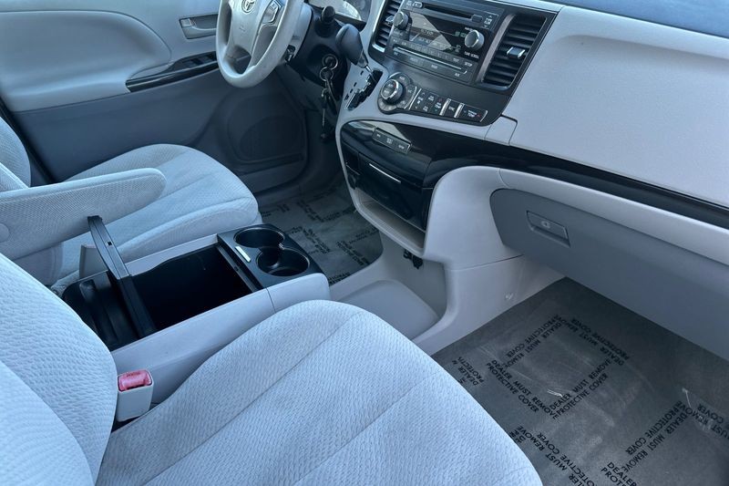 Toyota Sienna Vehicle Full-screen Gallery Image 17