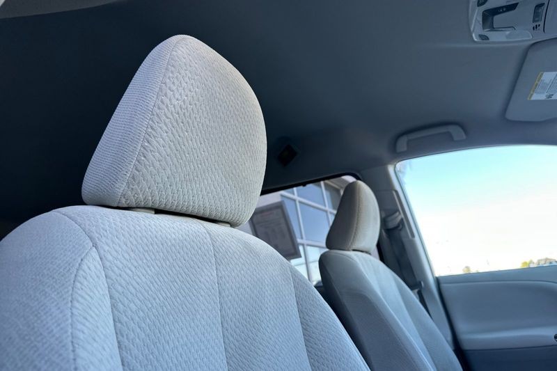 Toyota Sienna Vehicle Full-screen Gallery Image 18