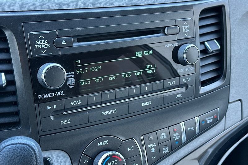 Toyota Sienna Vehicle Full-screen Gallery Image 19