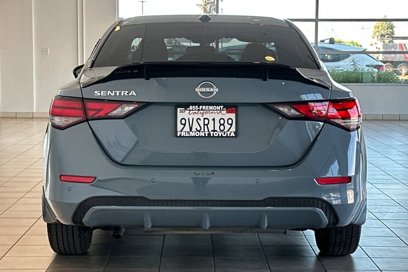 Nissan Sentra Vehicle Full-screen Gallery Image 05