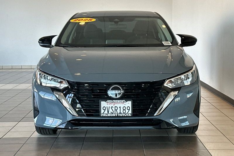 Nissan Sentra Vehicle Full-screen Gallery Image 09