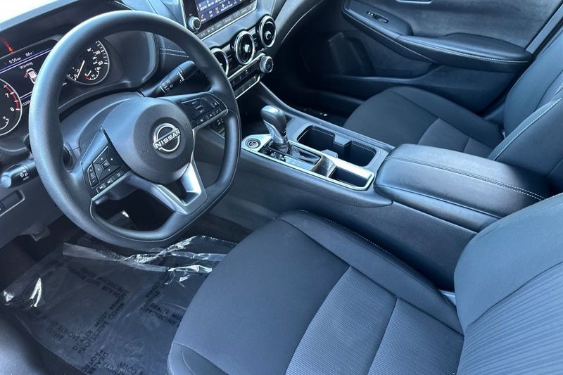 Nissan Sentra Vehicle Full-screen Gallery Image 10
