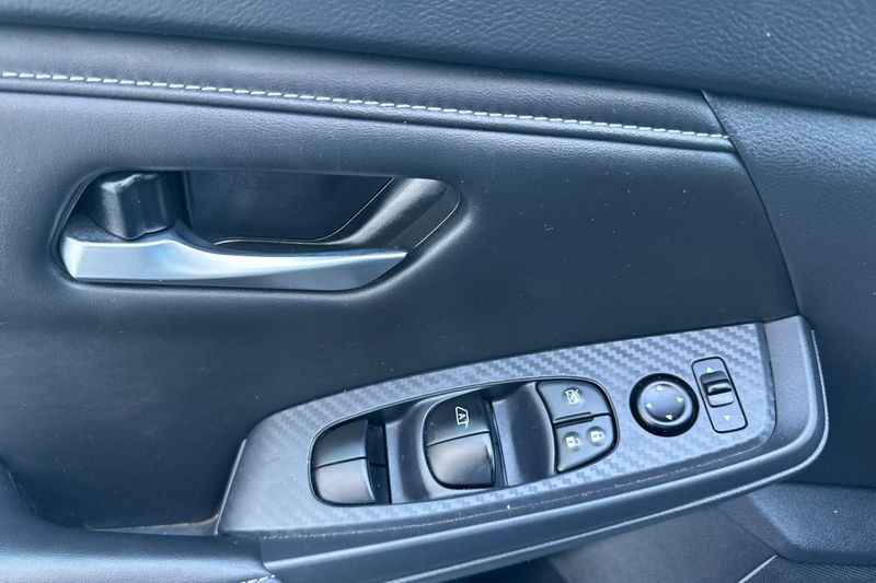 Nissan Sentra Vehicle Full-screen Gallery Image 11