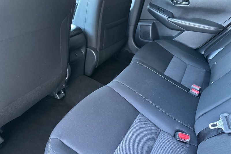 Nissan Sentra Vehicle Full-screen Gallery Image 12