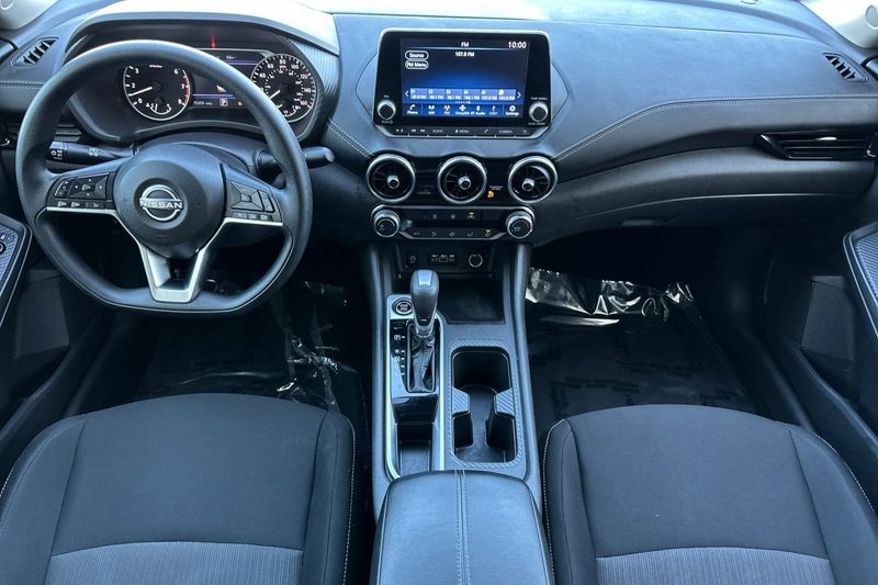 Nissan Sentra Vehicle Full-screen Gallery Image 13
