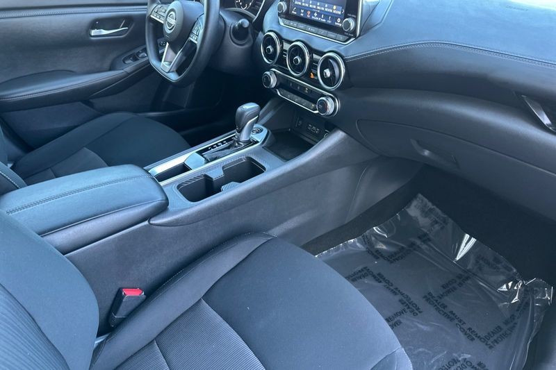 Nissan Sentra Vehicle Full-screen Gallery Image 15