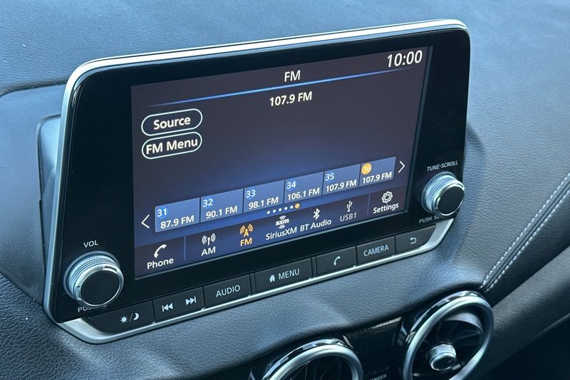 Nissan Sentra Vehicle Full-screen Gallery Image 17