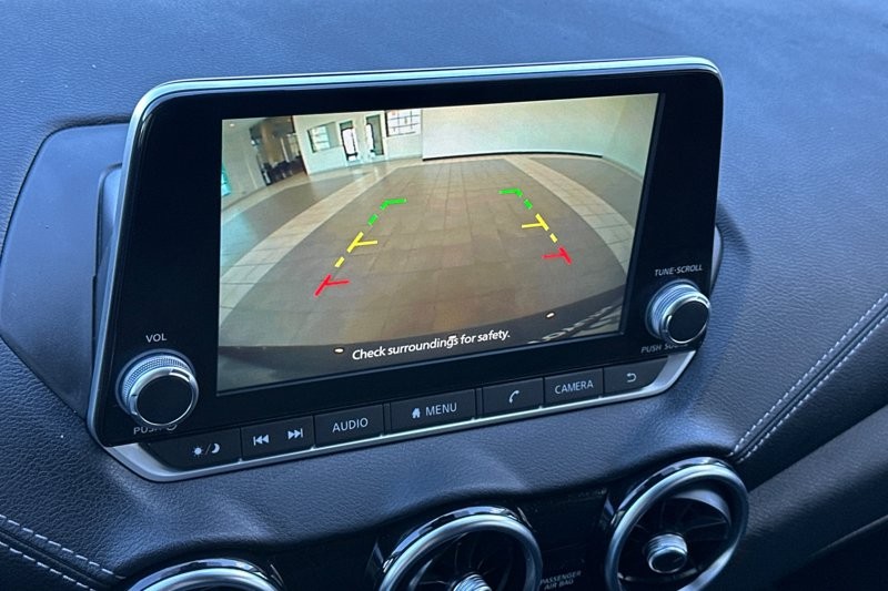 Nissan Sentra Vehicle Full-screen Gallery Image 18