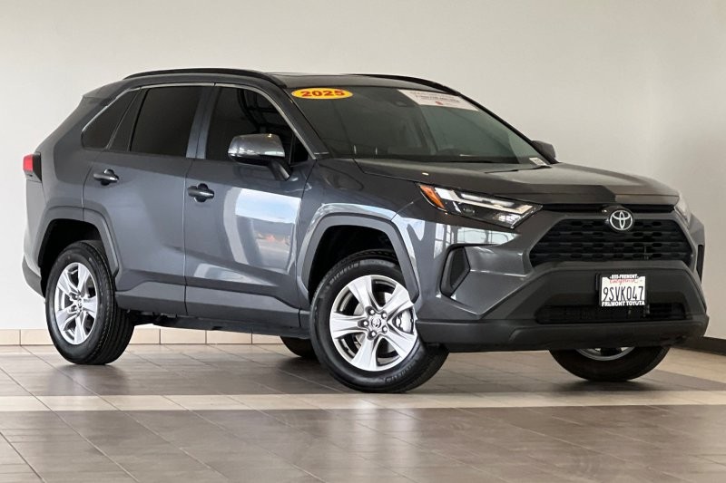 Toyota RAV4 Vehicle Full-screen Gallery Image 02