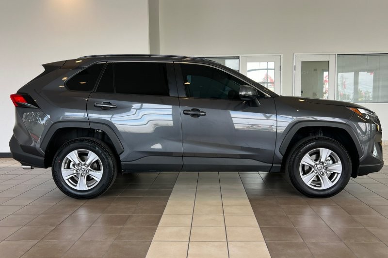 Toyota RAV4 Vehicle Full-screen Gallery Image 03