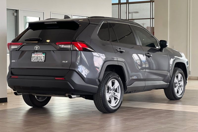 Toyota RAV4 Vehicle Full-screen Gallery Image 04