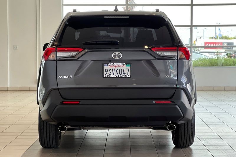 Toyota RAV4 Vehicle Full-screen Gallery Image 05