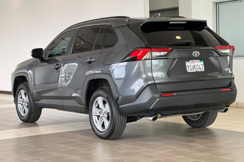 Toyota RAV4 Vehicle Full-screen Gallery Image 06