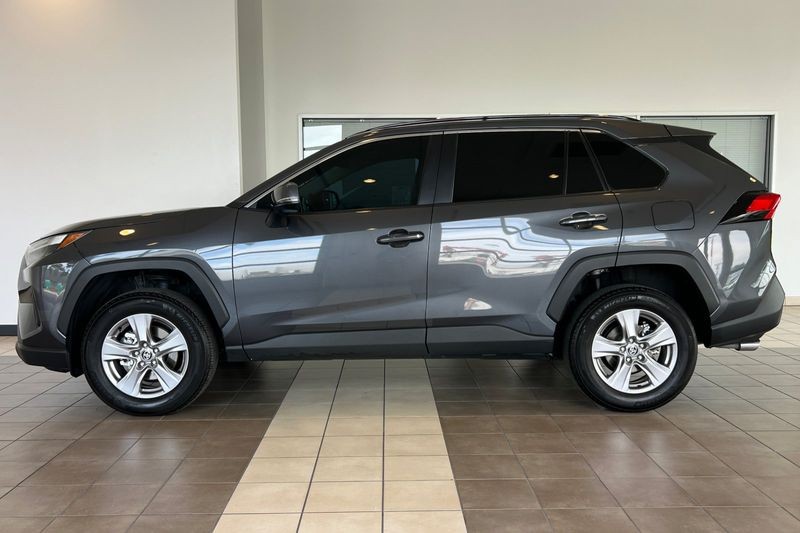 Toyota RAV4 Vehicle Full-screen Gallery Image 07