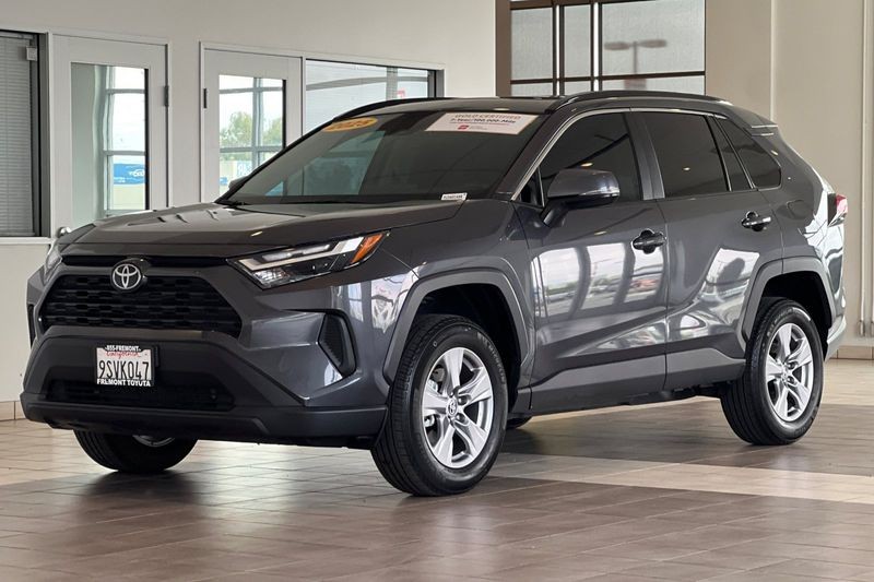 Toyota RAV4 Vehicle Full-screen Gallery Image 08