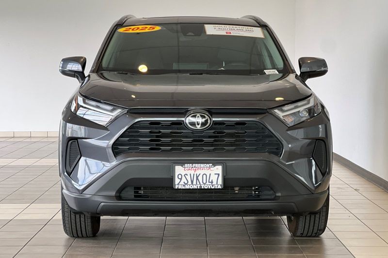 Toyota RAV4 Vehicle Full-screen Gallery Image 09