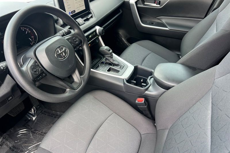 Toyota RAV4 Vehicle Full-screen Gallery Image 10