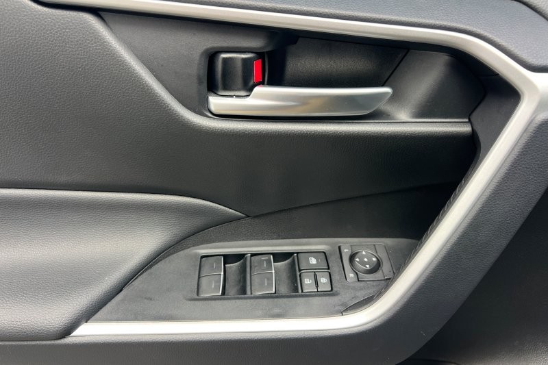 Toyota RAV4 Vehicle Full-screen Gallery Image 11