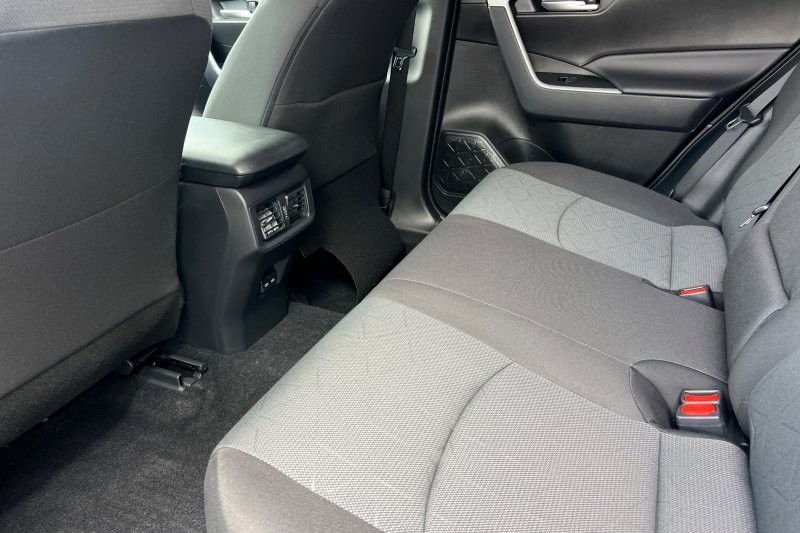 Toyota RAV4 Vehicle Full-screen Gallery Image 12