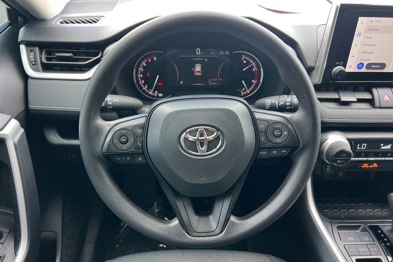 Toyota RAV4 Vehicle Full-screen Gallery Image 14