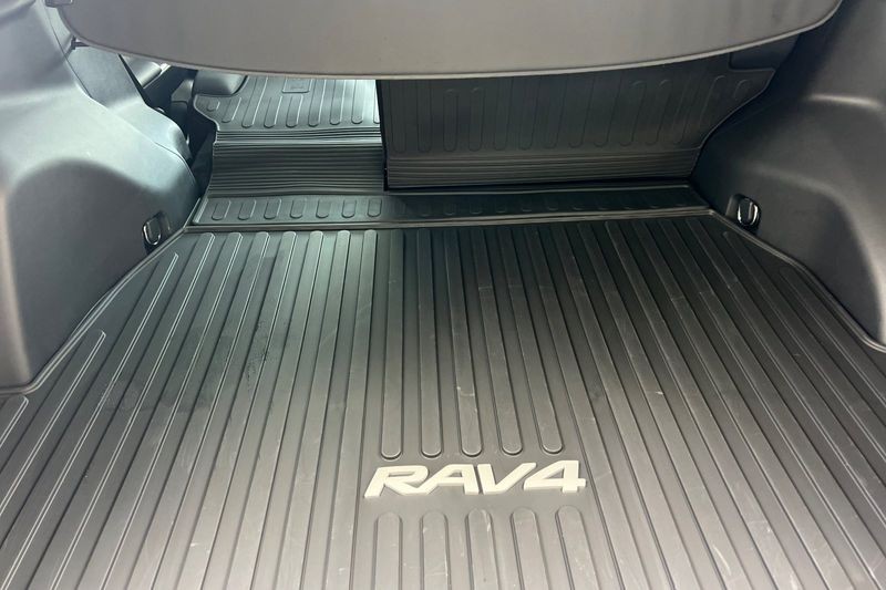 Toyota RAV4 Vehicle Full-screen Gallery Image 15
