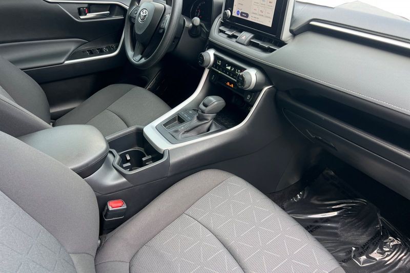 Toyota RAV4 Vehicle Full-screen Gallery Image 16
