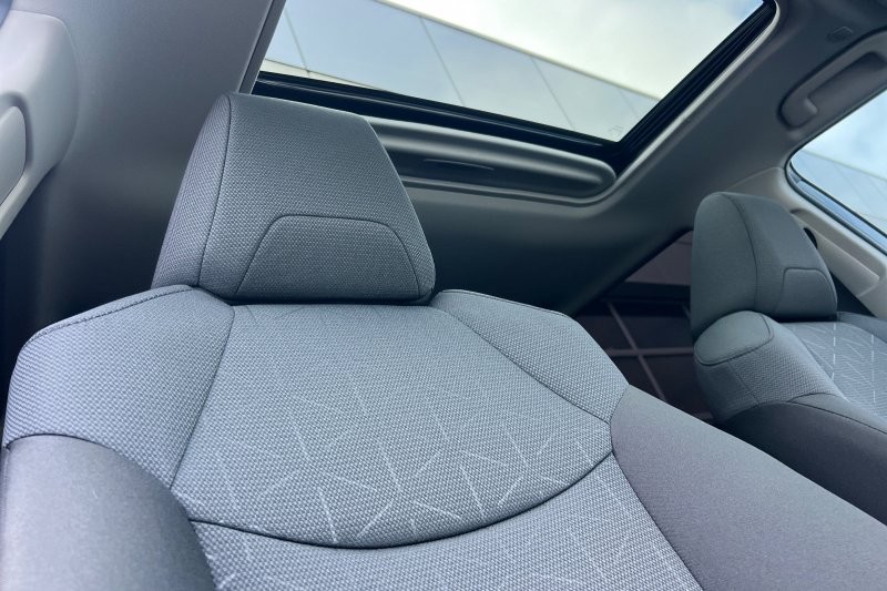 Toyota RAV4 Vehicle Full-screen Gallery Image 17