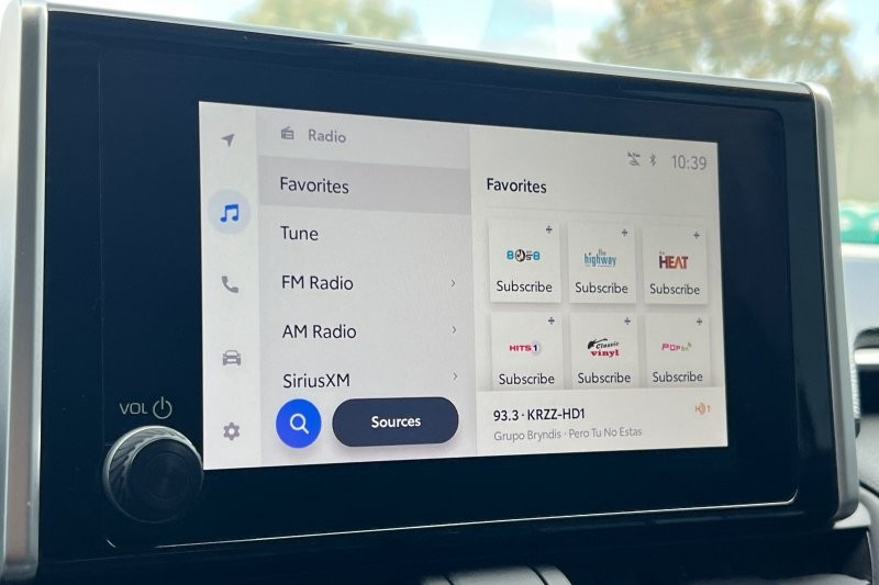Toyota RAV4 Vehicle Full-screen Gallery Image 18