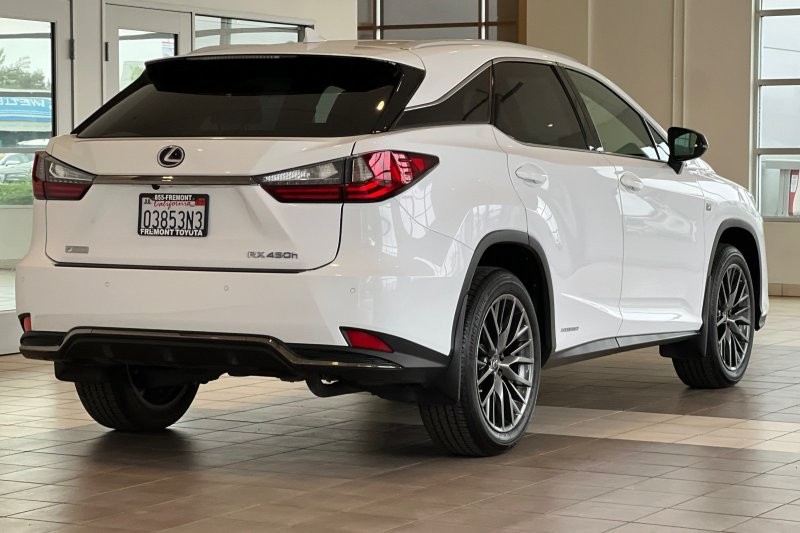 Lexus RX Vehicle Full-screen Gallery Image 04
