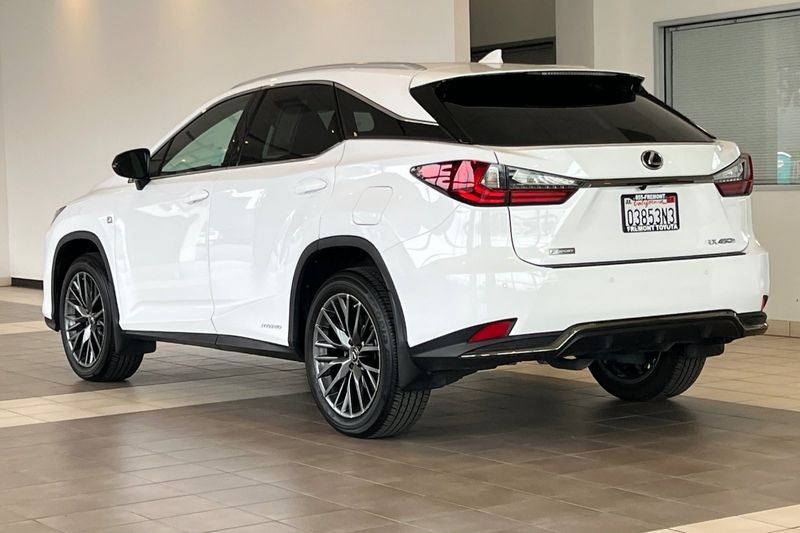Lexus RX Vehicle Full-screen Gallery Image 06