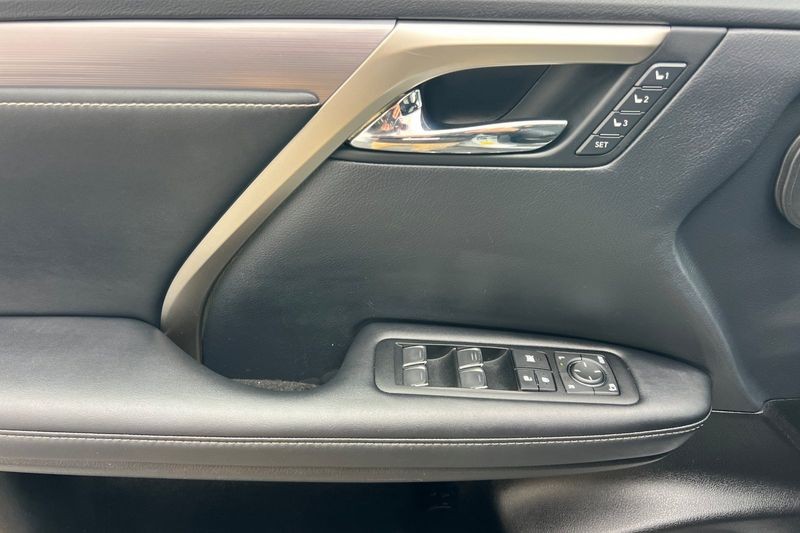 Lexus RX Vehicle Full-screen Gallery Image 11