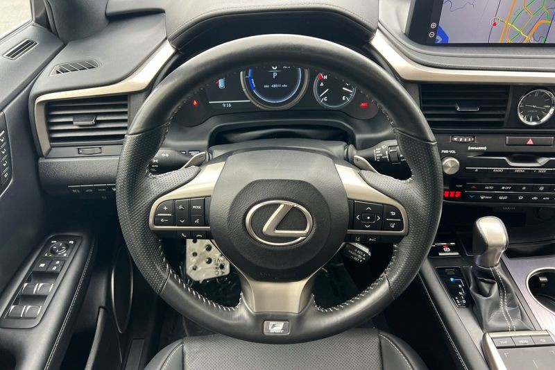 Lexus RX Vehicle Full-screen Gallery Image 14