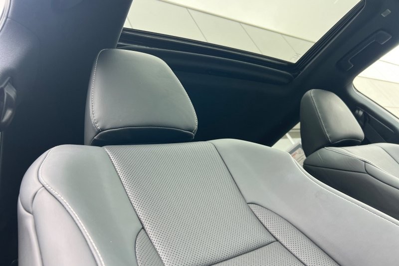 Lexus RX Vehicle Full-screen Gallery Image 15