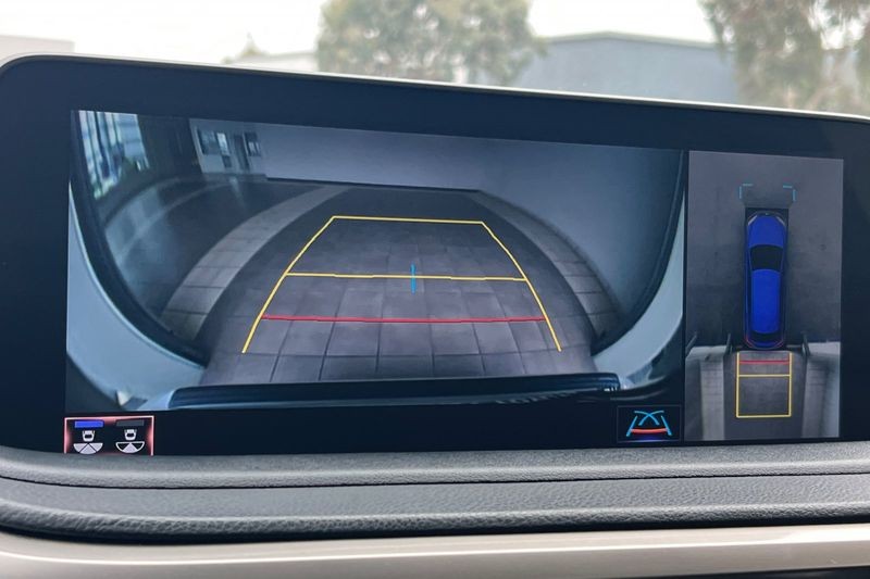Lexus RX Vehicle Full-screen Gallery Image 18