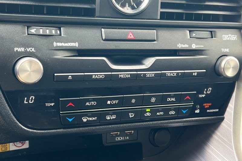 Lexus RX Vehicle Full-screen Gallery Image 19