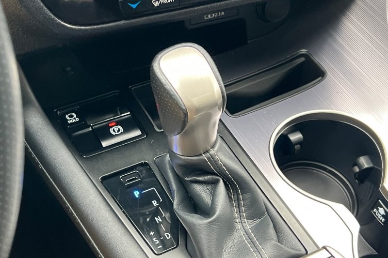 Lexus RX Vehicle Full-screen Gallery Image 20