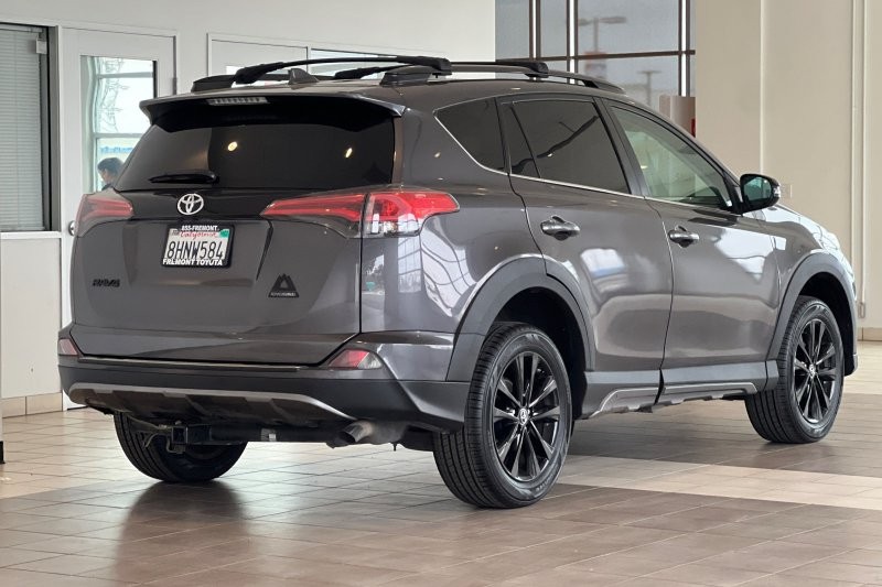 Toyota RAV4 Vehicle Full-screen Gallery Image 04