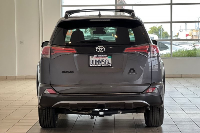Toyota RAV4 Vehicle Full-screen Gallery Image 05