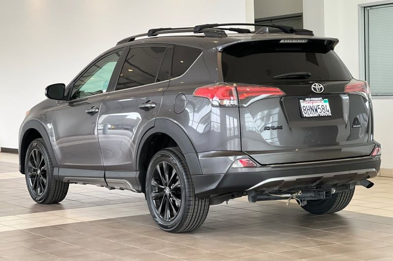 Toyota RAV4 Vehicle Full-screen Gallery Image 06