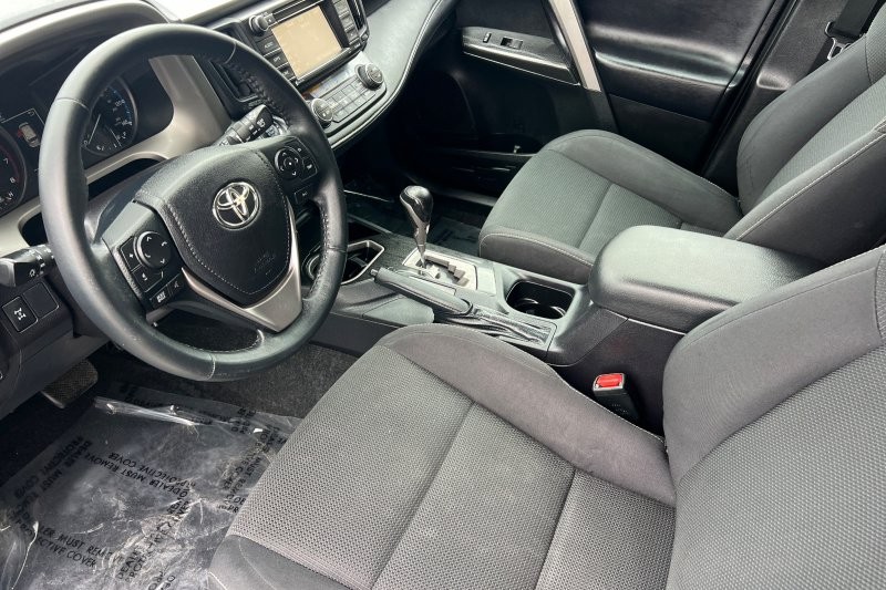 Toyota RAV4 Vehicle Full-screen Gallery Image 10